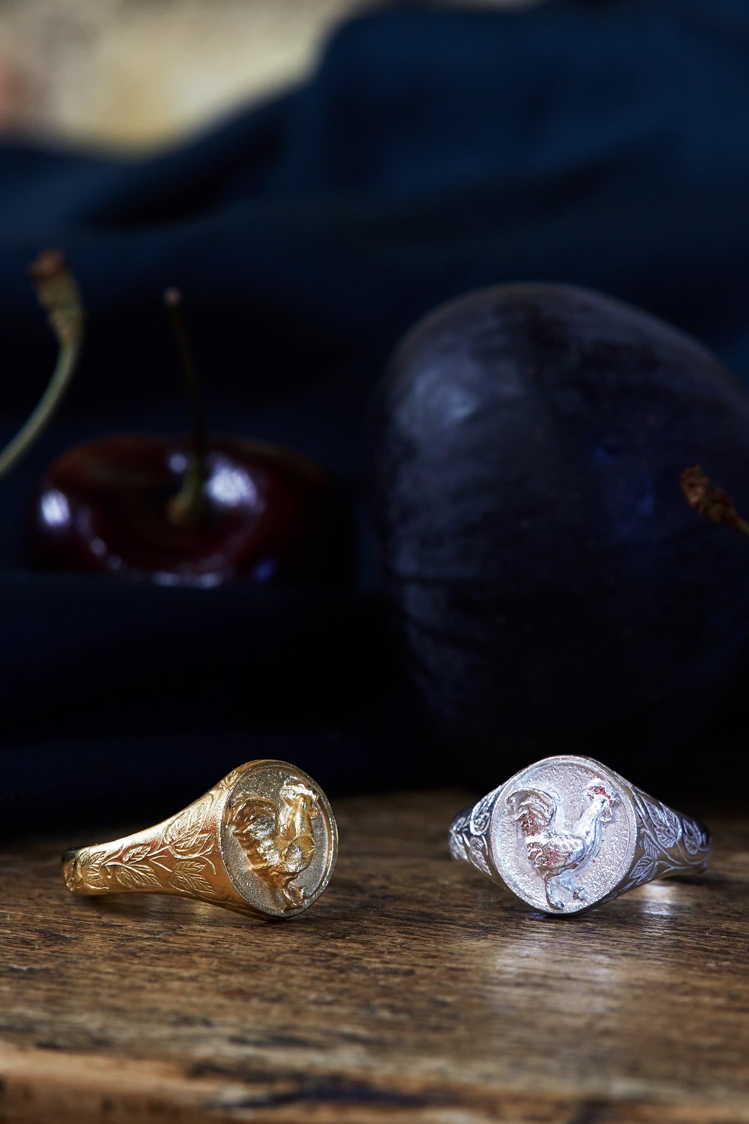 Ornately engraed signet ring with rooter in gold and silver