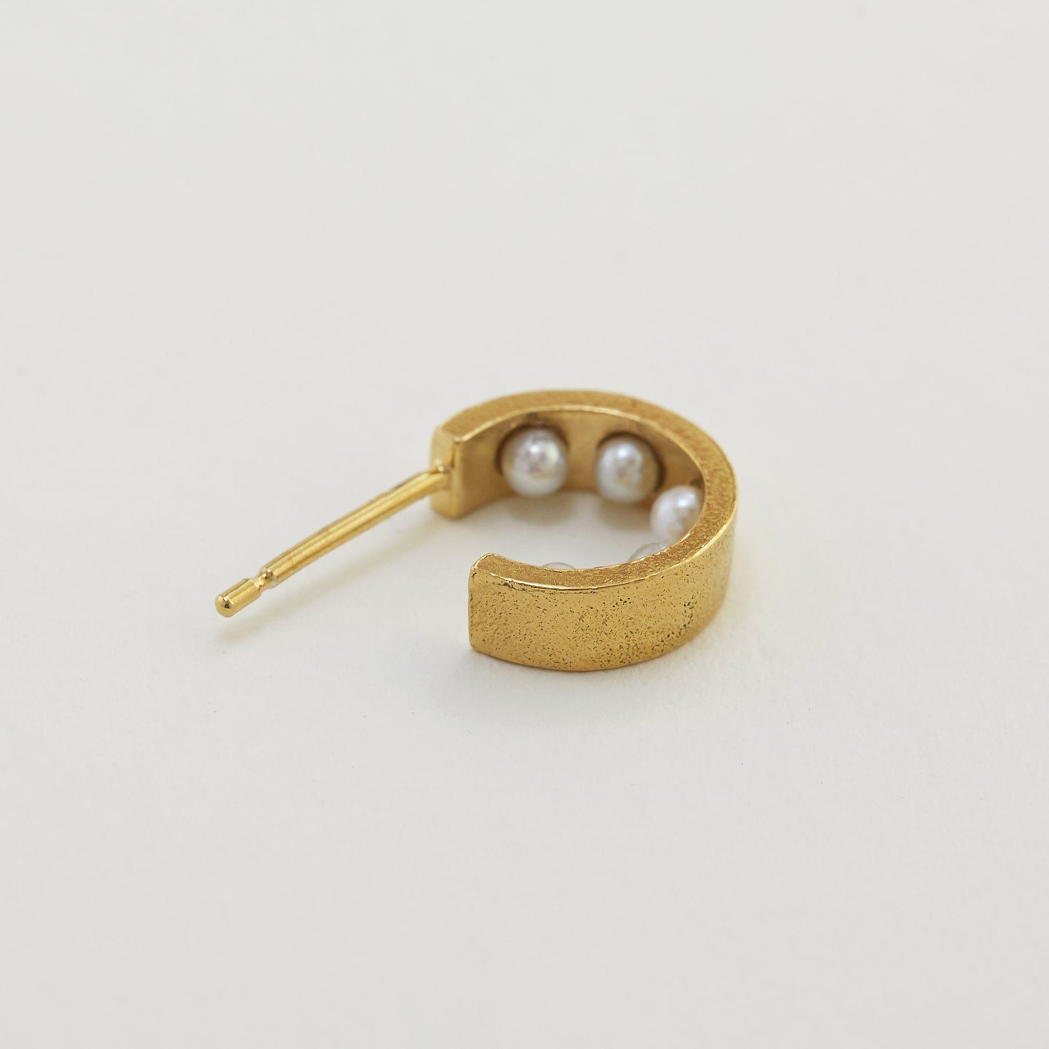 Kreuz Single Hoop Earring With 5 Interior Pearls