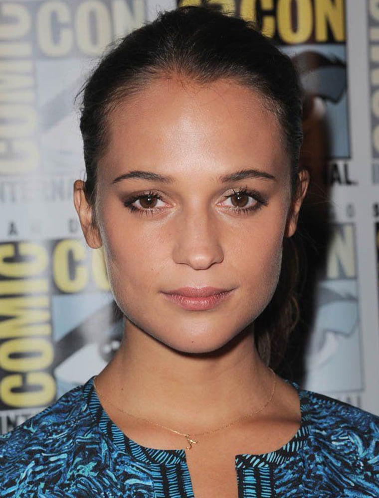 Alicia Vikander wear solid yellow gold Enchanted Twig Alphabet Letter V by Alex Monroe Fine Jewellery