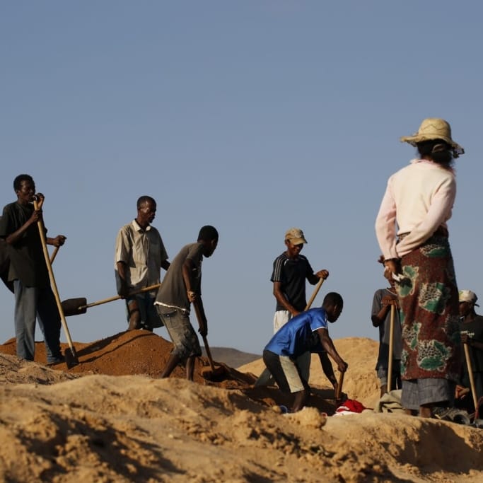Men mining in Ilakaka.