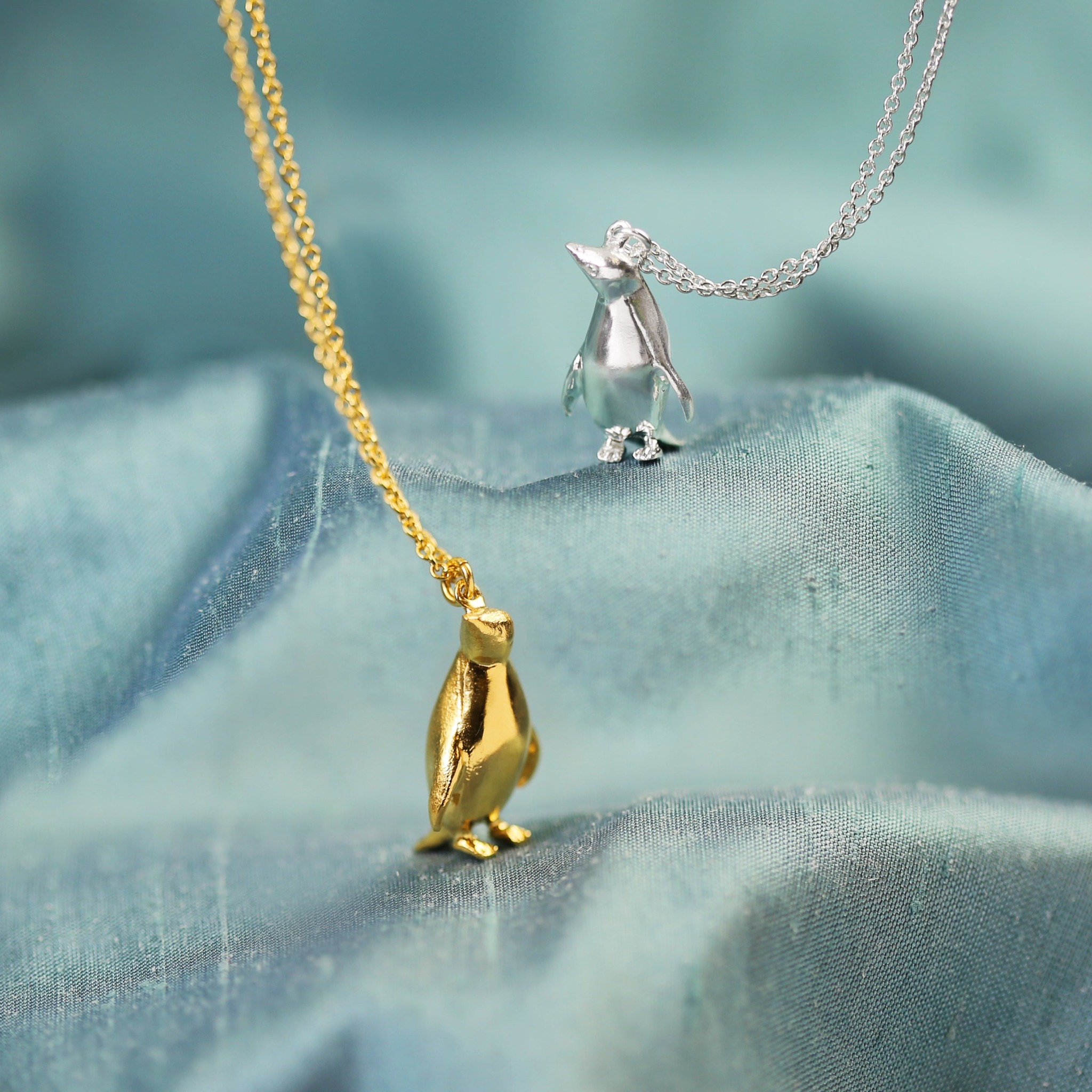 14K Yellow Gold 2 D Engraved Penguin Charm Necklace Pendant Bird:  31939619881029 | United Kingdom