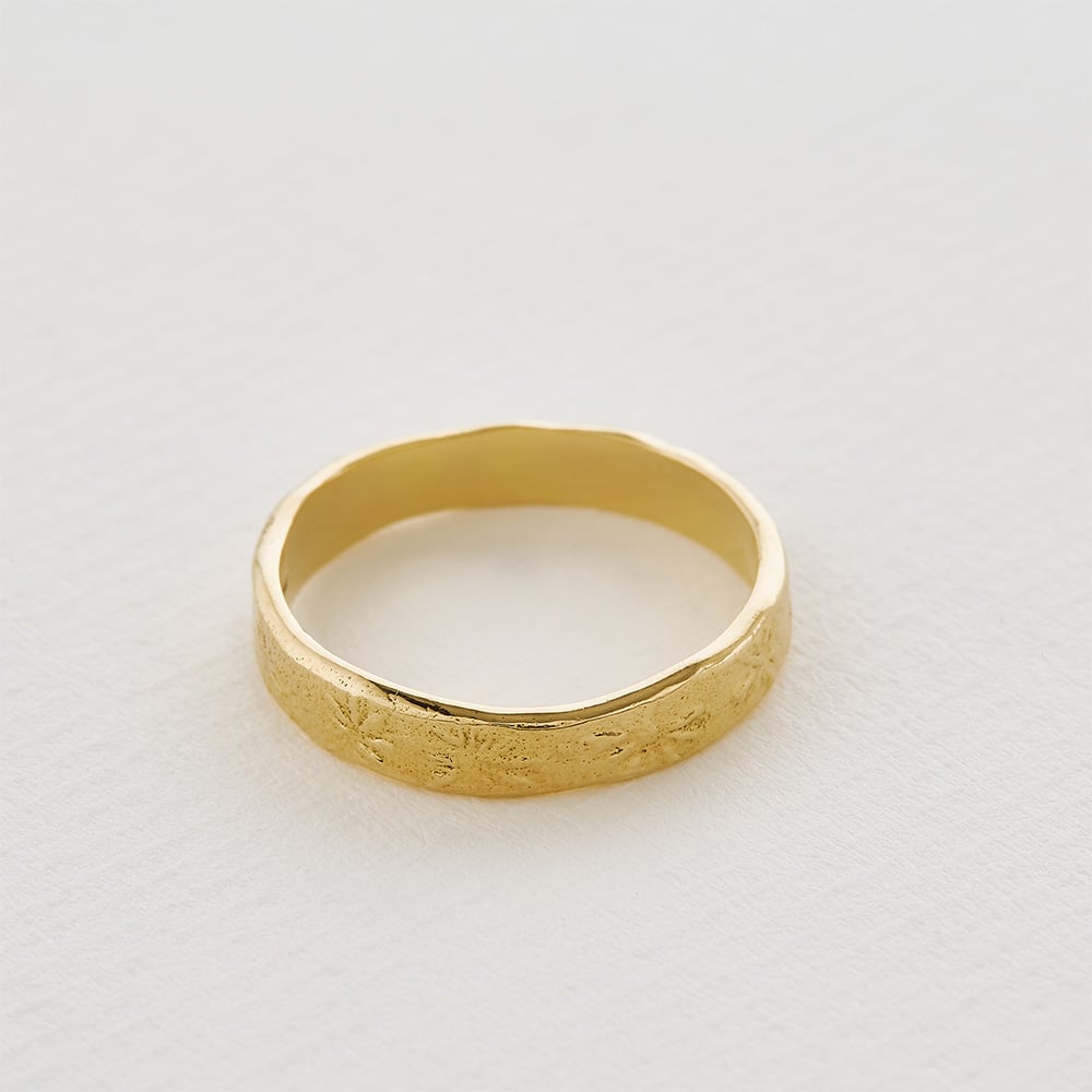 horsetail fossil band in soild gold by alex monroe jewellery