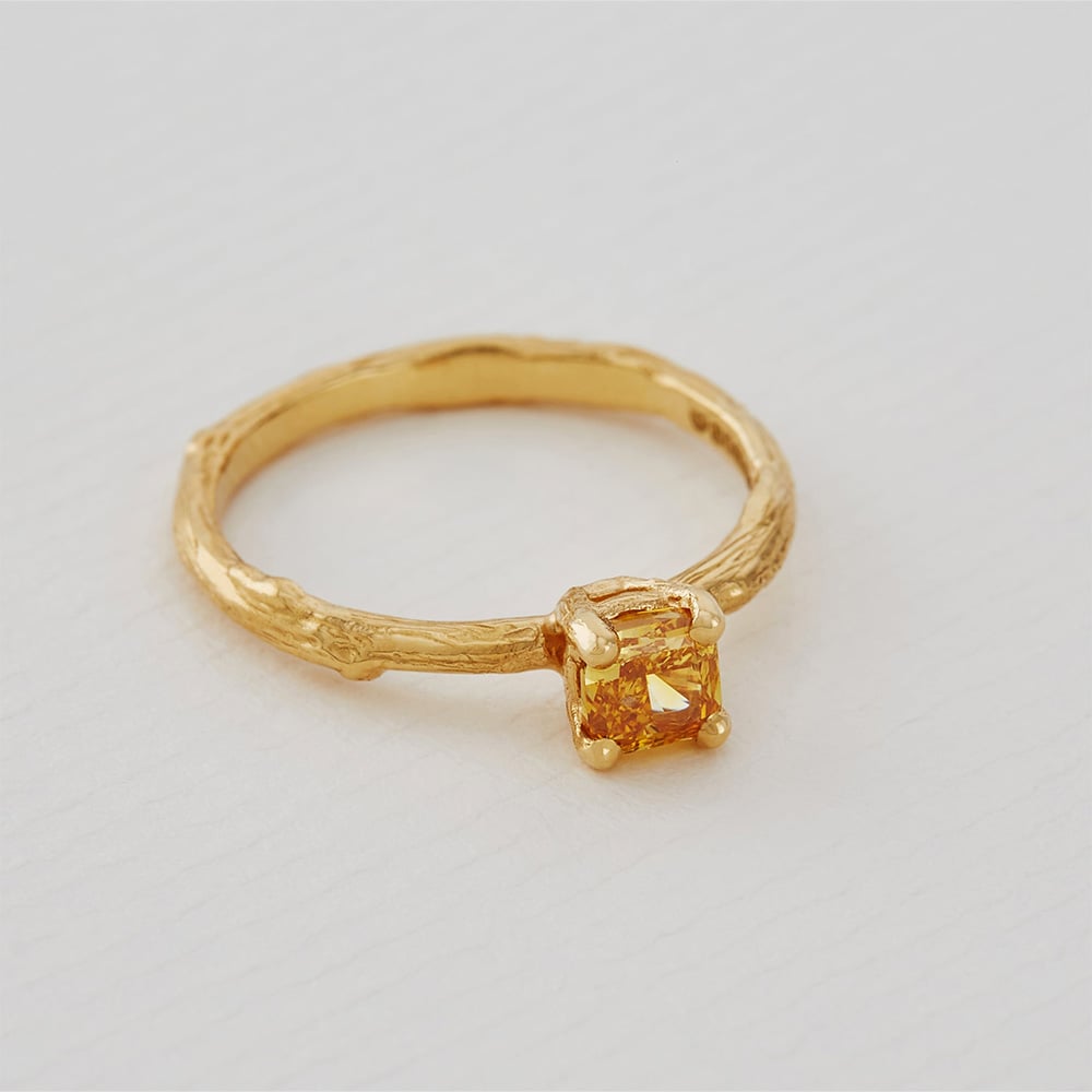beekeeper twist ring with three diamonds